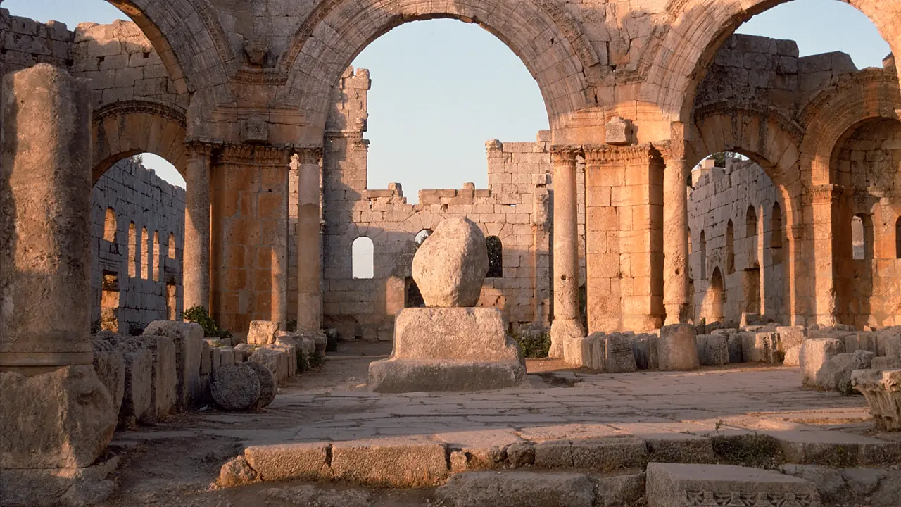 المثمّن من الجنوب، وفي وسطه قاعدة عمود سمعان